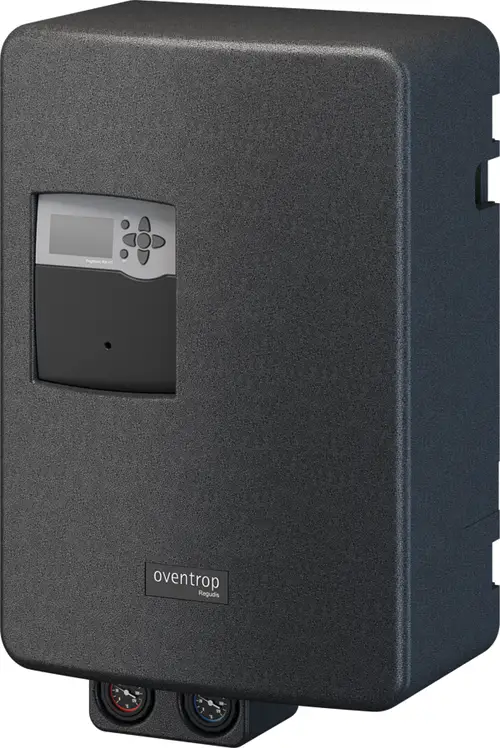 Schwarze, kompakte Übergabestation mit einem digitalen Display und zwei Druckmanometern unten. Die Station ist von der Marke Oventrop und hat einen Kugelhahnanschluss.
